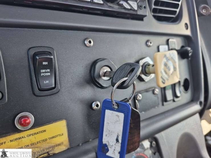 2018-freightliner-m2-106-image-13