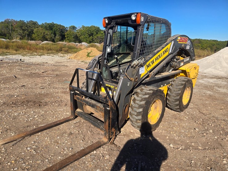 new-holland-l228-image-2