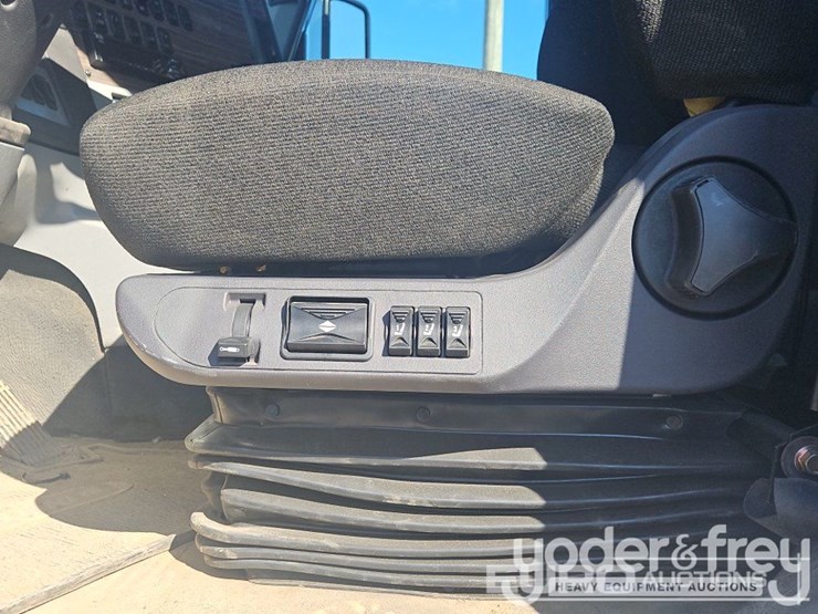 2019-freightliner-122sd-image-9