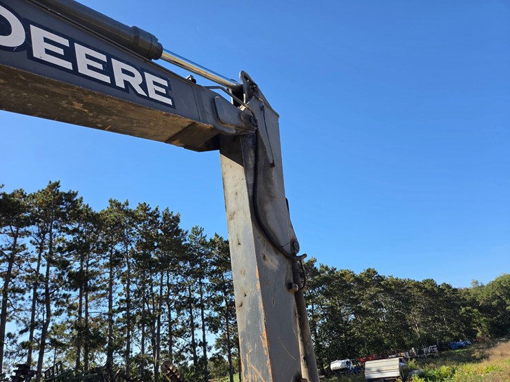 2011-deere-135d-image-22