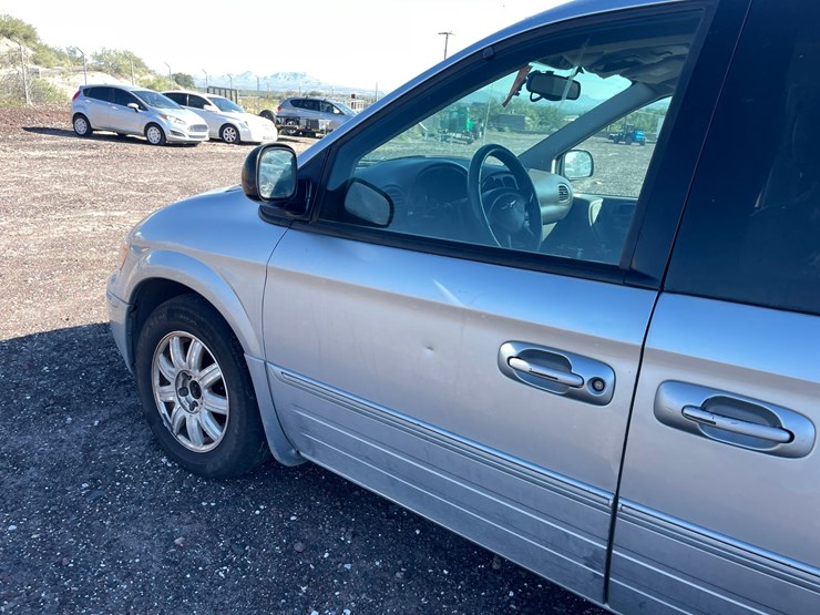 2005-chrysler-town-&-country-image-53