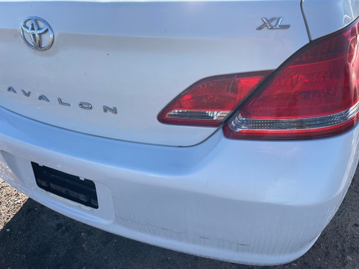 #2762-•-2005-toyota-avalon-(title-in-delay)-image-14