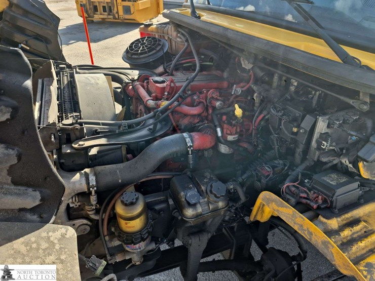 2018-freightliner-m2-106-image-9