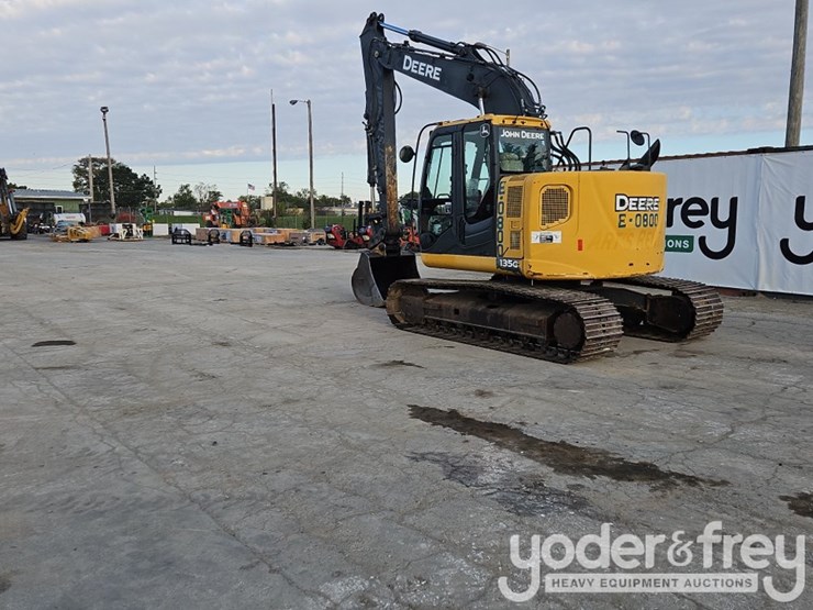 2016-deere-135g-image-3