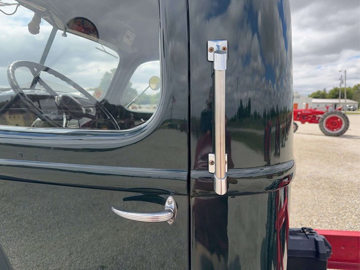 exceptional-international-kb-7-truck-with-fifth-wheel-hitch-image-26