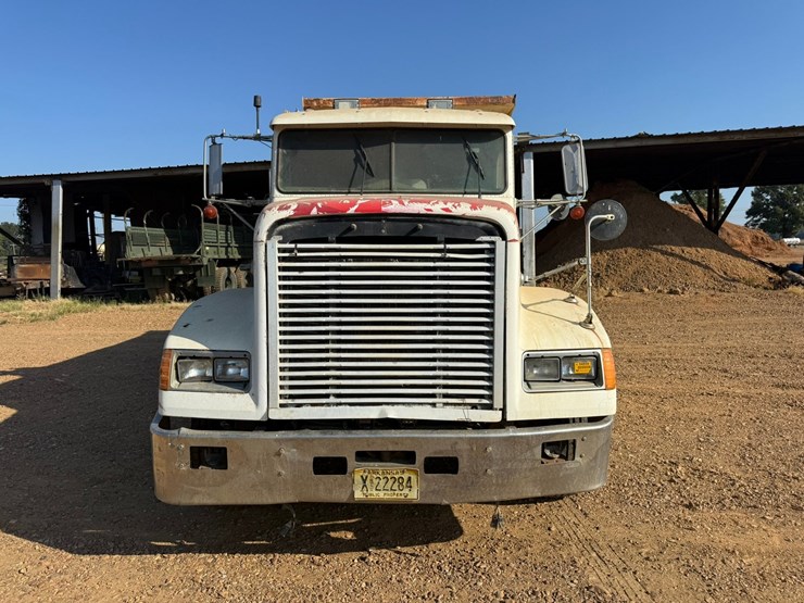 2003-freightliner-fld120-image-163
