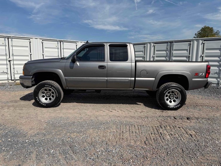 2006-chevrolet silverado-pick-up-image-2