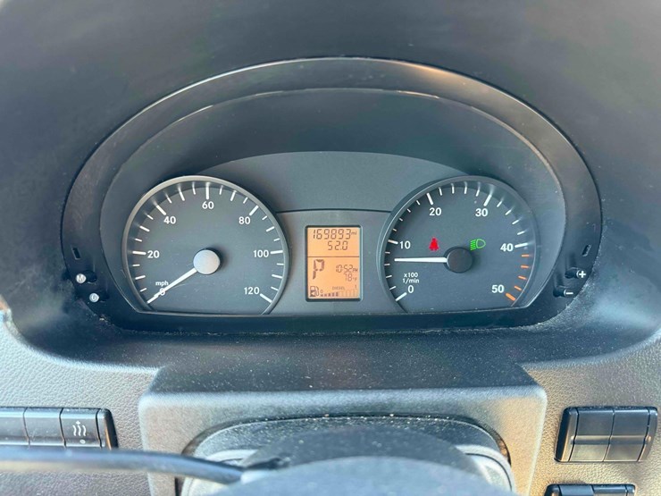 2010-freightliner-passenger-van-image-17