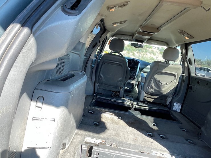2005-chrysler-town-&-country-image-106