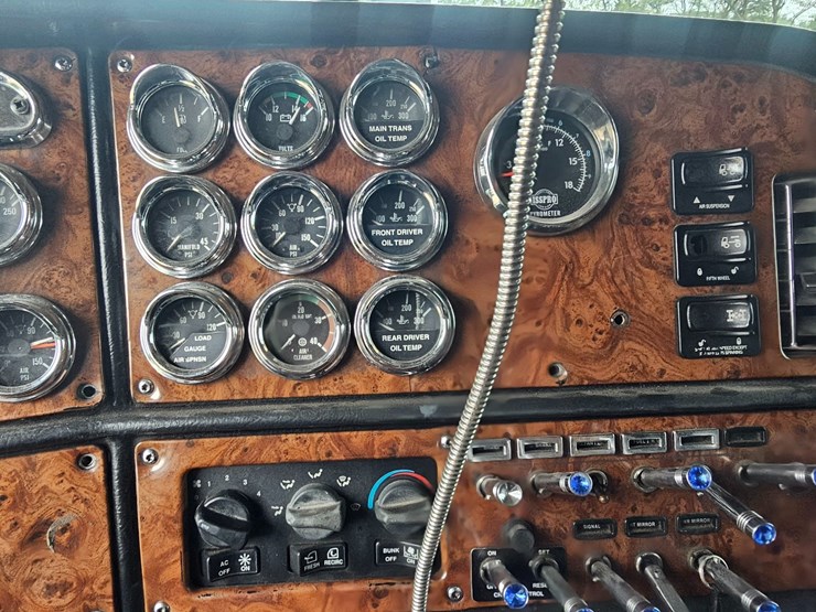 2001-peterbilt-379-image-57