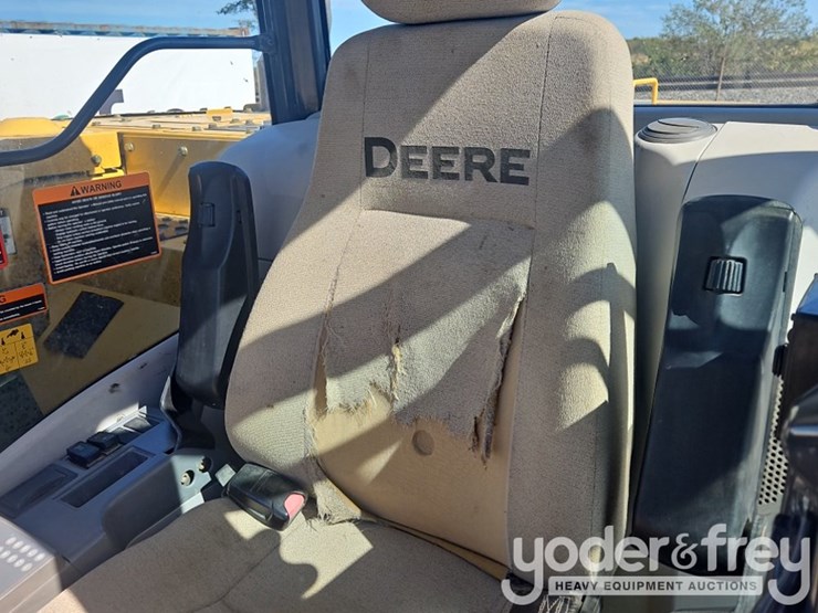 2015-deere-135g-image-36