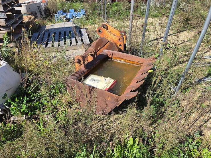 2011-deere-135d-image-46