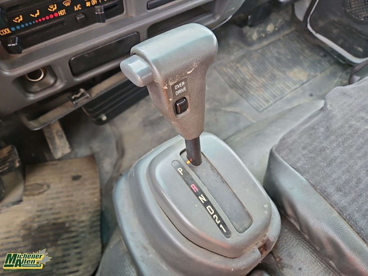 2005-gmc-w5500-image-22