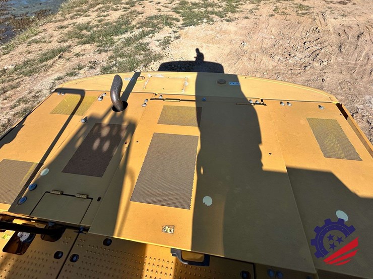 2018-caterpillar-320-image-74