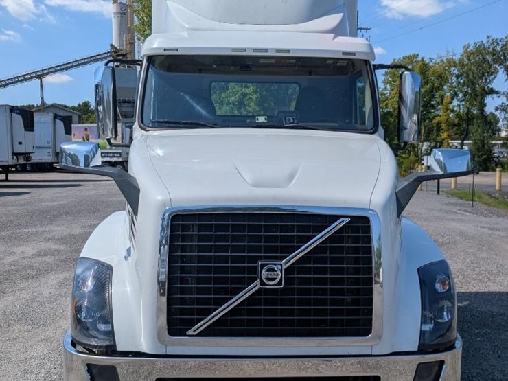 2018-volvo-10-image-2