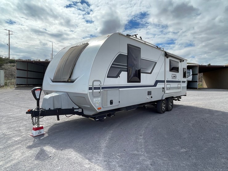 #2824-•-2022-lance-travel-trailer,-(has-new-mexico-title)-image-3
