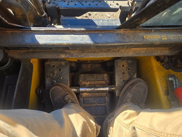 new-holland-l228-image-44