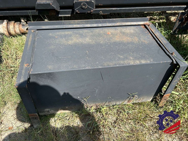 complete-roll-off-hoist-body-minus-the-tarper-rams,-tank,-plastic-fenders-image-20