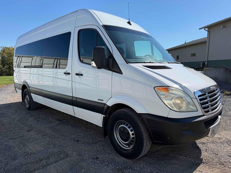 2010-freightliner-passenger-van-image-3