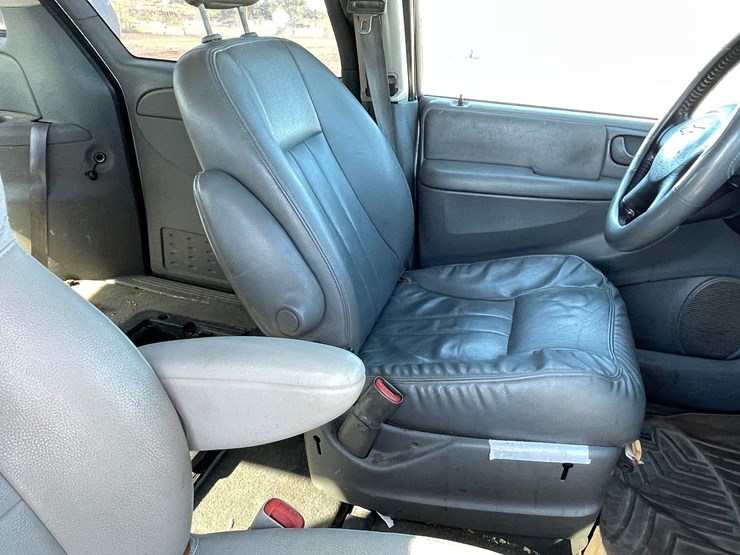 2005-chrysler-town-&-country-image-87