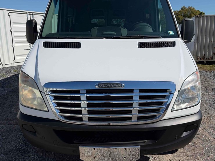2010-freightliner-passenger-van-image-2