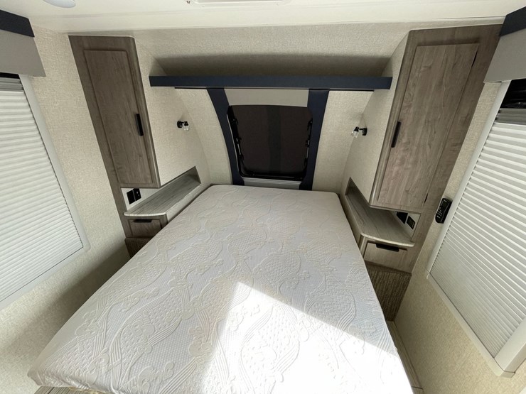 #2824-•-2022-lance-travel-trailer,-(has-new-mexico-title)-image-70