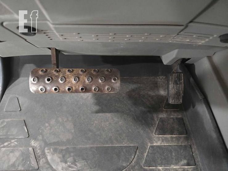 2018-caterpillar-tl943d-image-15