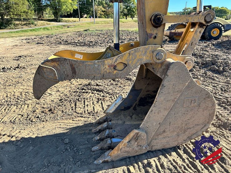 2018-caterpillar-320-image-17