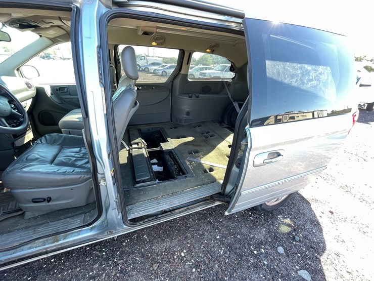 2005-chrysler-town-&-country-image-18