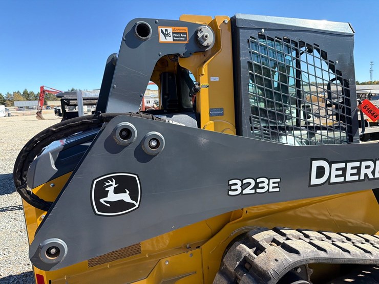 2018-deere-323e-image-26