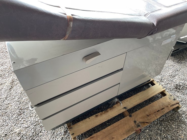 #4683-•-ritter-exam-table-image-2