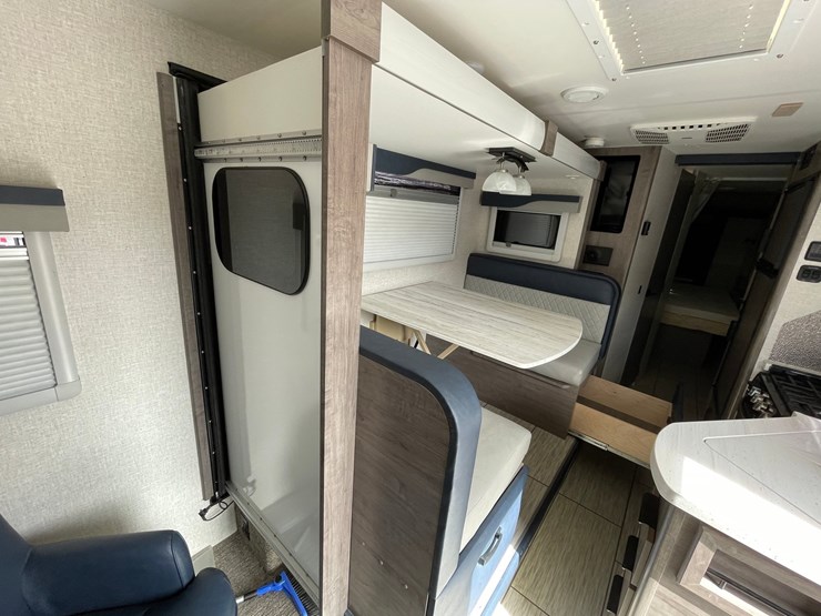 #2824-•-2022-lance-travel-trailer,-(has-new-mexico-title)-image-24