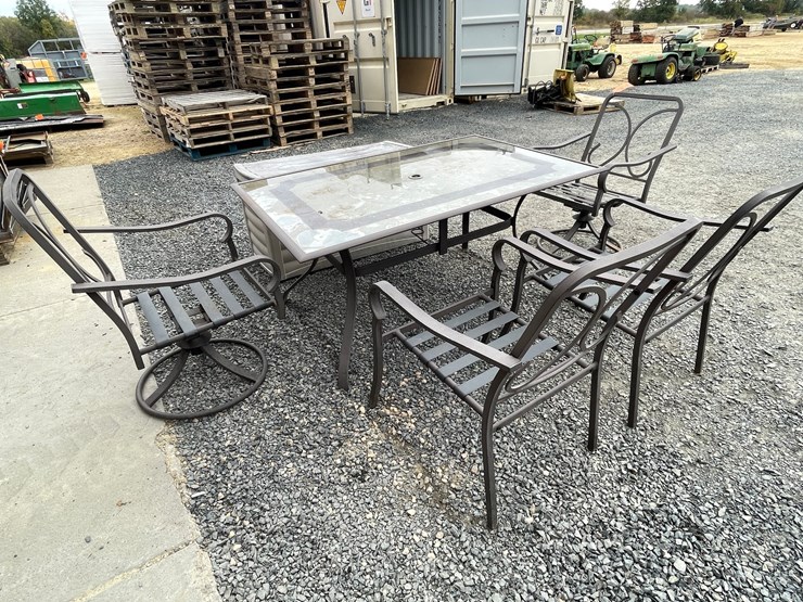 #3055-•-patio-table-and-chairs-image-4