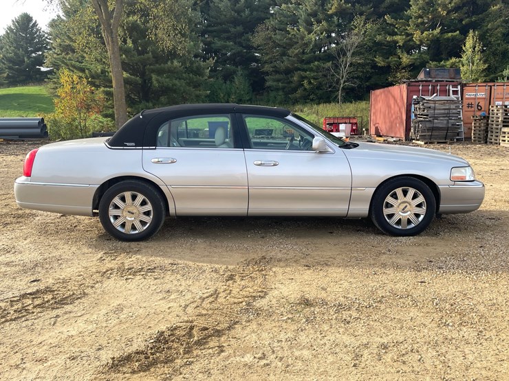 #201-•-2005-lincoln-town-car-(has-wi-title)-image-4