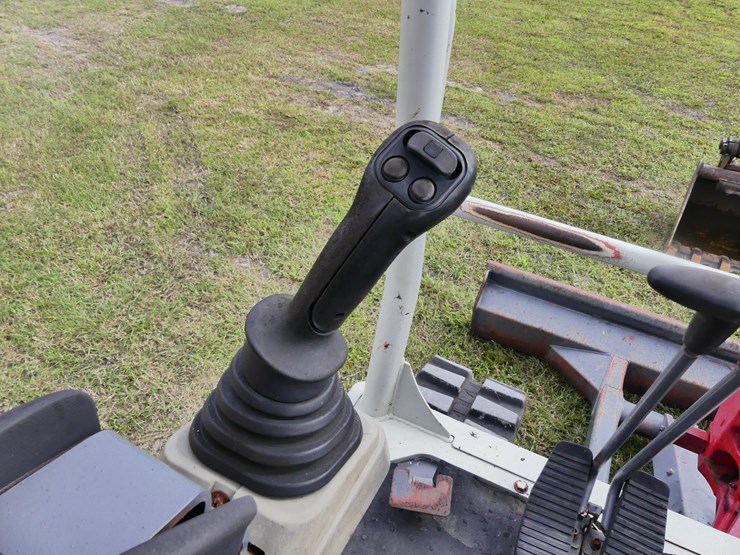 takeuchi-tb240-image-17
