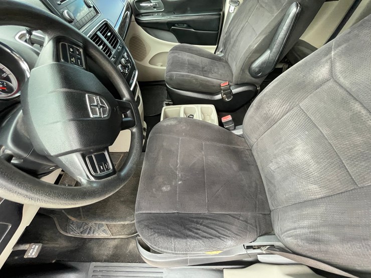 2011-dodge-grand-caravan-image-38