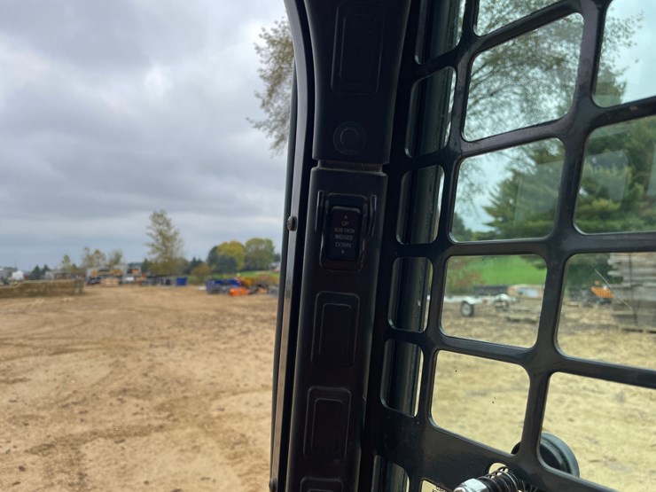 2015-bobcat-t550-image-50