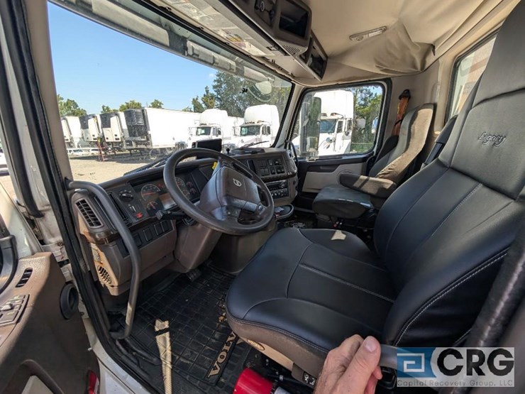 2018-volvo-10-image-21