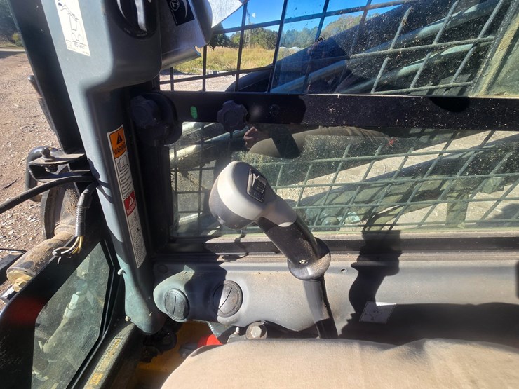 new-holland-l228-image-29