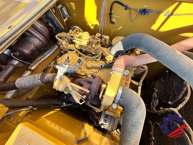 2018-caterpillar-320-image-75