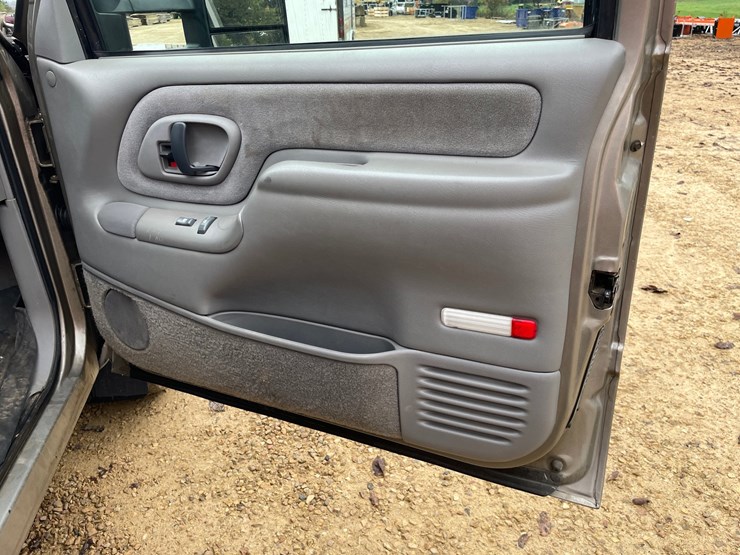 2000-chevrolet-silverado-3500-image-52