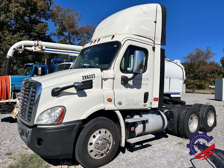 2017-freightliner-cascadia-t/a-truck-tractor-image-1