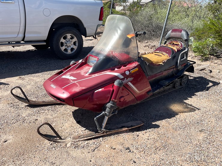 #2898-•-yamaha-venturo-snowmobile-image-1