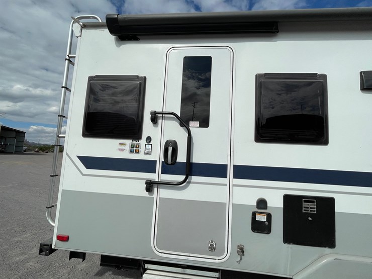 #2824-•-2022-lance-travel-trailer,-(has-new-mexico-title)-image-9