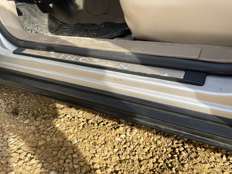 #201-•-2005-lincoln-town-car-(has-wi-title)-image-50