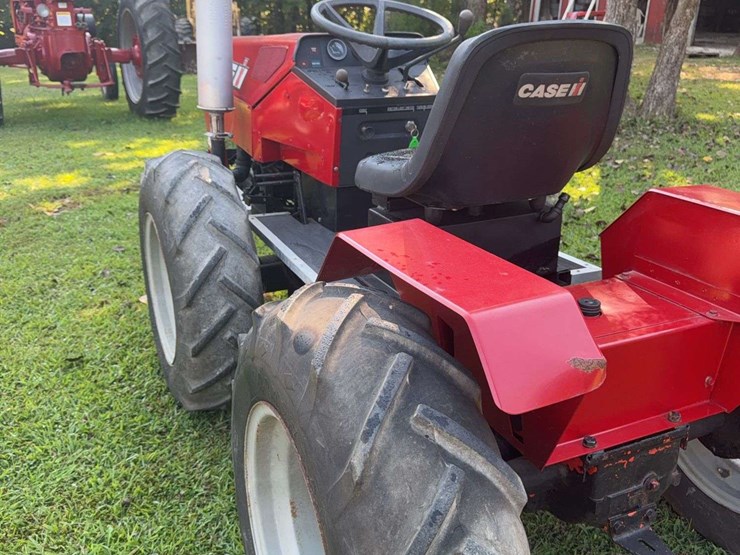 custom-case-4994-articulating-tractor-image-22