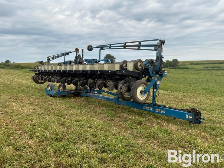 1998-kinze-2600-image-3
