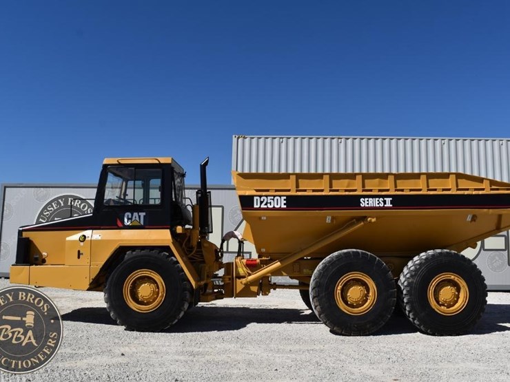 1997-caterpillar-d250e-ii-image-4
