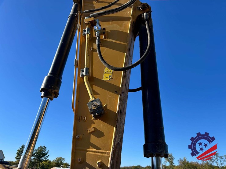 2018-caterpillar-320-image-14