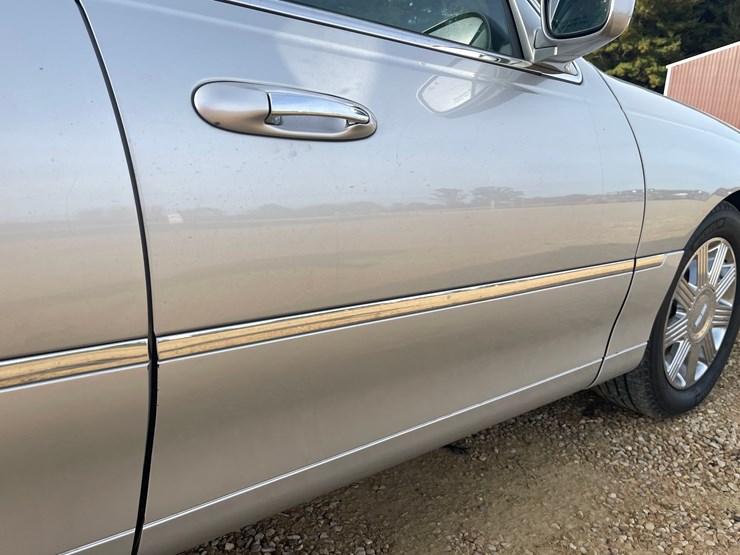 #201-•-2005-lincoln-town-car-(has-wi-title)-image-17